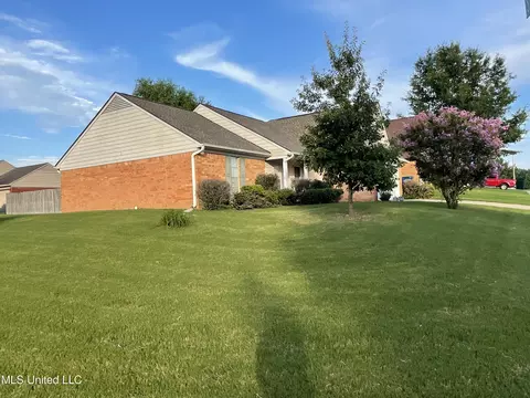 1752 W Sarah Ann Drive W Dr, Southaven, MS 38671