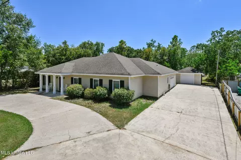 614 Gladstone St, Waveland, MS 39576