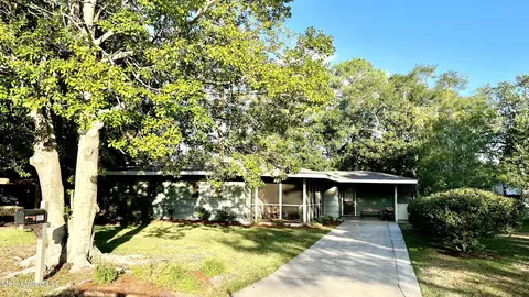 2007 Cresent Dr, Pascagoula, MS 39567