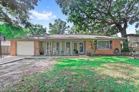 9025 Warbler Ave, Ocean Springs, MS 39564