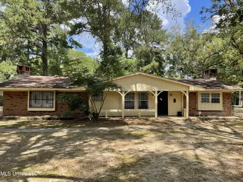 902 Pine Lake Dr, Jackson, MS 39206