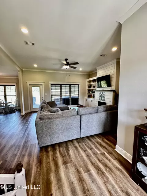 21057 Snow St, Moss Point, MS 39562 photo 8