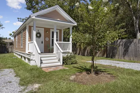 2003 Government St #7, Ocean Springs, MS 39564