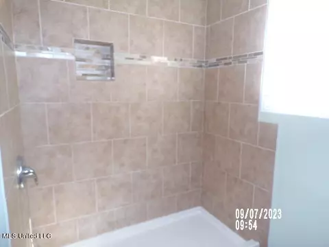 Bath - 3984 Hanging Moss Rd, Jackson, MS 39206 photo 5 of 6