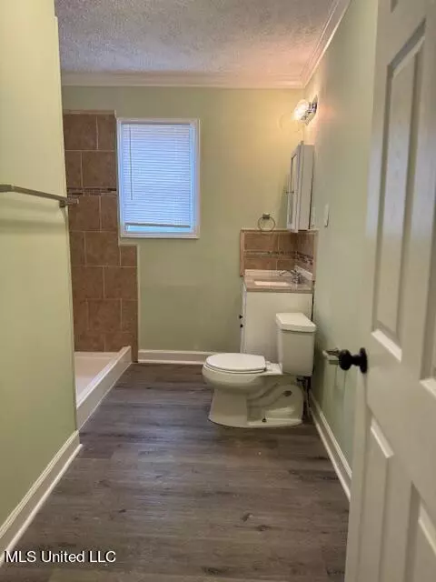 Bath - 3984 Hanging Moss Rd, Jackson, MS 39206 photo 2 of 6