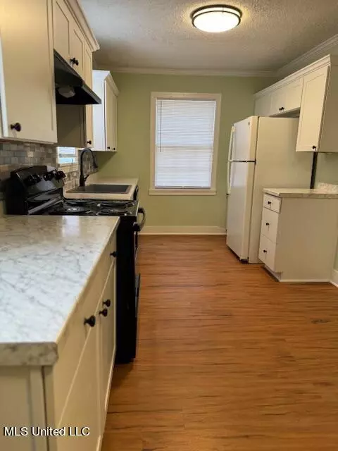 Kitchen - 3984 Hanging Moss Rd, Jackson, MS 39206 photo 2 of 4