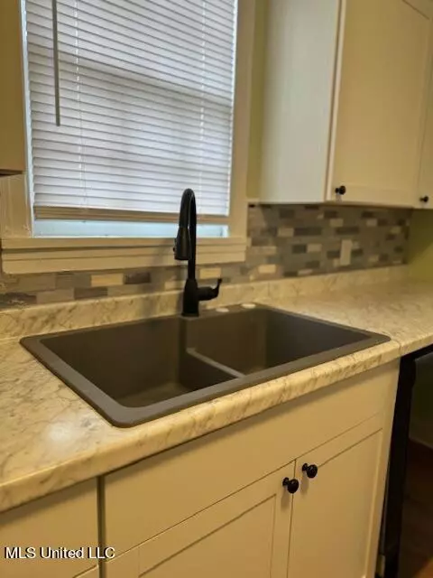 Kitchen - 3984 Hanging Moss Rd, Jackson, MS 39206 photo 3 of 4