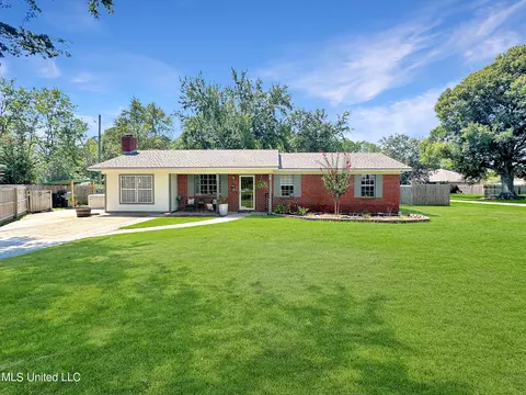 5317 Deana St, Ocean Springs, MS 39564