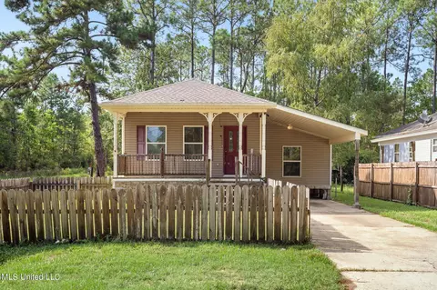 6003 E Desoto St, Bay Saint Louis, MS 39520