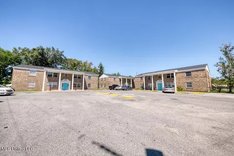 4513 General Mcarthur St, Moss Point, MS 39563