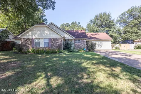 5595 Ridgetop Dr, Horn Lake, MS 38637
