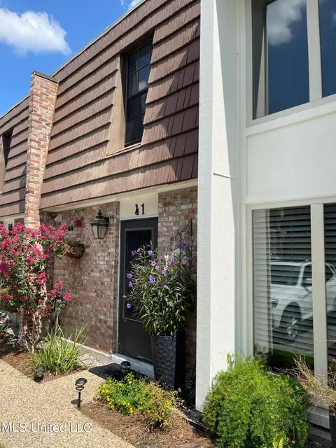 527 Front Beach Dr #41, Ocean Springs, MS 39564