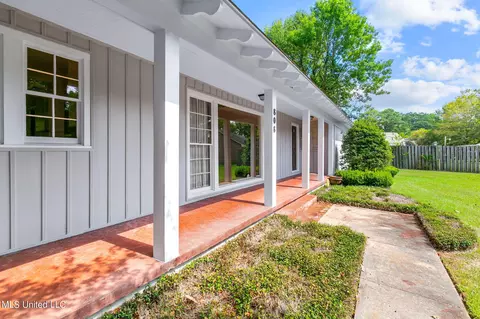 808 Colonial Cir, Jackson, MS 39211 photo 5