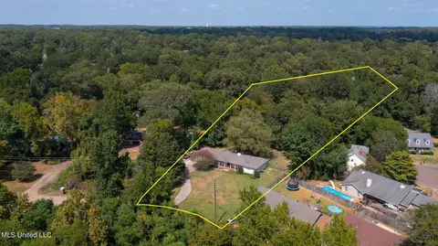 808 Colonial Cir, Jackson, MS 39211 photo 2