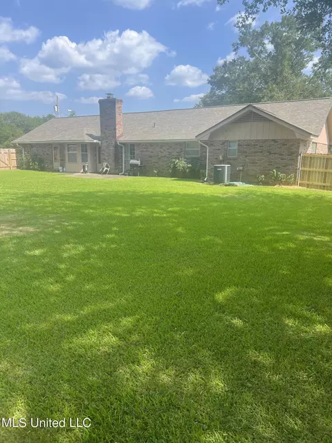 344 Swan Lake Dr, Jackson, MS 39212
