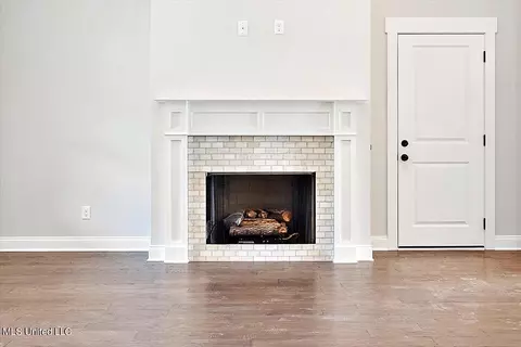 Living - 1244 Creekside Ln, Hernando, MS 38632 photo 3 of 3