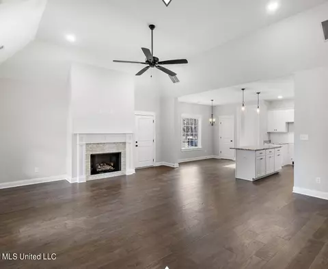 Living - 1244 Creekside Ln, Hernando, MS 38632 photo 2 of 3