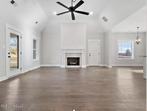 Living - 1244 Creekside Ln, Hernando, MS 38632 photo 1 of 3