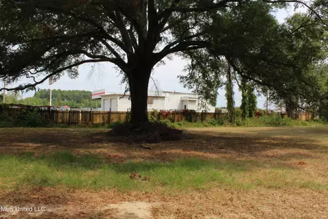 201-205 Lake Dr, Pearl, MS 39208