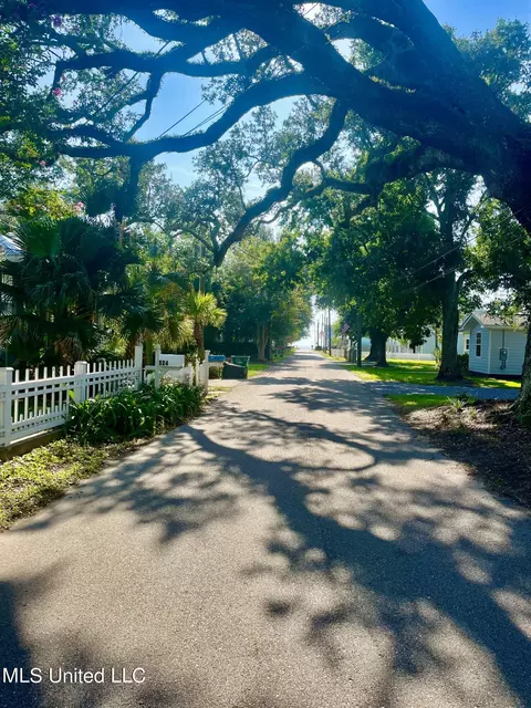 126 Sycamore St, Bay Saint Louis, MS 39520