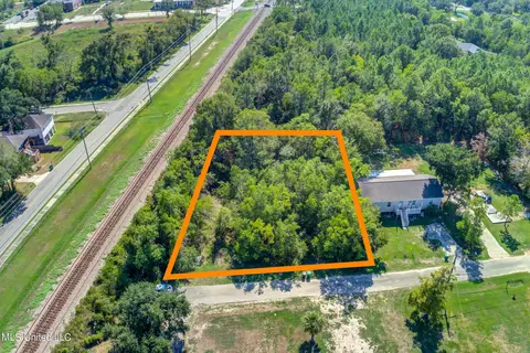 401 Merritt St, Waveland, MS 39576
