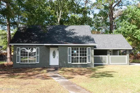 5702 Eastwood Dr, Moss Point, MS 39563