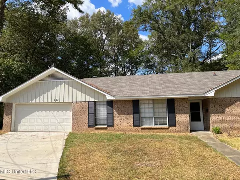 302 Lake Of Pines Dr, Jackson, MS 39206