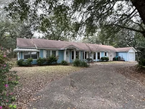 3011 Oak St, Gautier, MS 39553