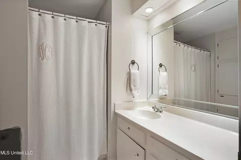 Bath - 102 N Meadows Pl, Jackson, MS 39211 photo 3 of 3