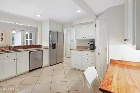 Kitchen - 102 N Meadows Pl, Jackson, MS 39211 photo 2 of 3