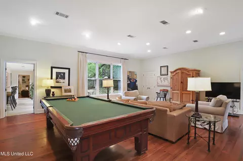 Living - 102 N Meadows Pl, Jackson, MS 39211 photo 3 of 4