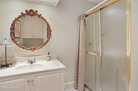 Bath - 102 N Meadows Pl, Jackson, MS 39211 photo 2 of 3