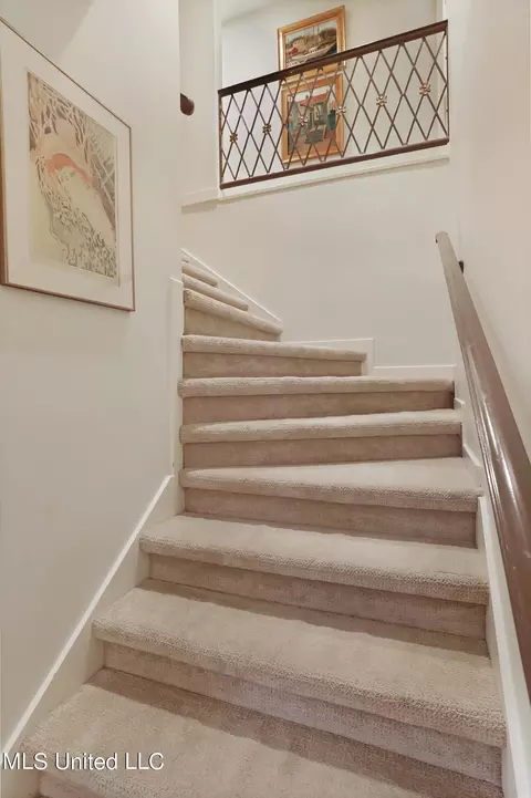 Entry Way - 102 N Meadows Pl, Jackson, MS 39211 photo 2 of 2