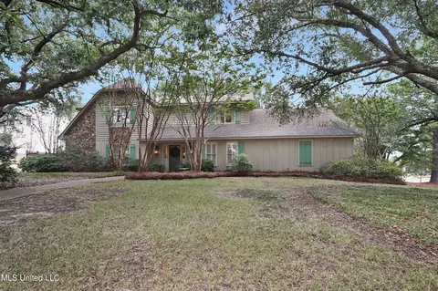102 N Meadows Pl, Jackson, MS 39211