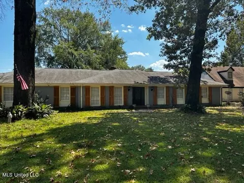1305 Woodcrest Dr, Jackson, MS 39211 photo 1