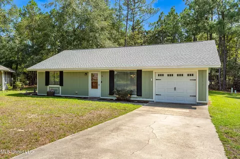 5 Live Oak Ct, Diamondhead, MS 39525