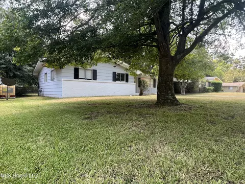 1319 Springdale Dr, Jackson, MS 39211 photo 2