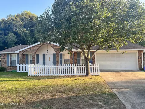 2005 Graveline Rd, Gautier, MS 39553