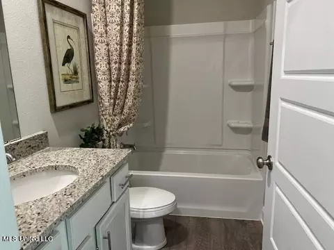 Bath - 8014 Crawford Dr, Long Beach, MS 39560 photo 2 of 6