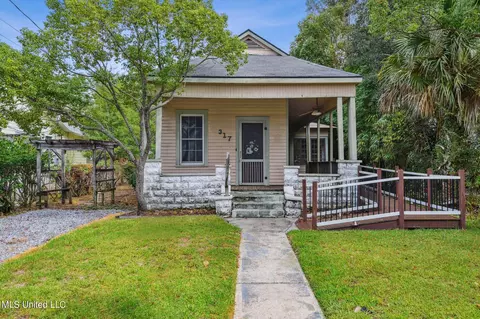 317 Carroll Ave, Bay Saint Louis, MS 39520