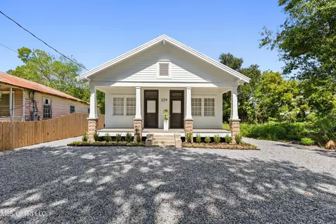 229 Sycamore St, Bay Saint Louis, MS 39520