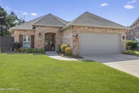 3800 Acadian Village Dr, Ocean Springs, MS 39564