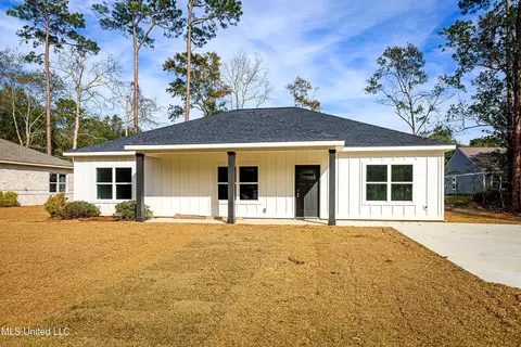 516 Plum St, Ocean Springs, MS 39564