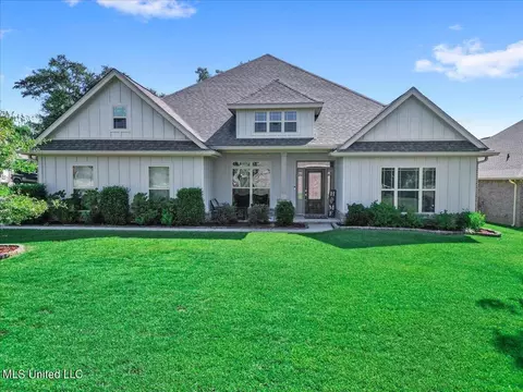 7470 Woodlawn Ct, Pass Christian, MS 39571