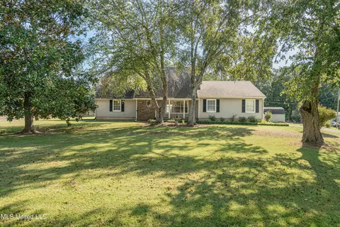 74 W Sweetwater Rd, Byhalia, MS 38611