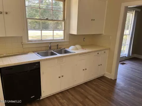 222 Colonial Cir, Jackson, MS 39211 photo 2