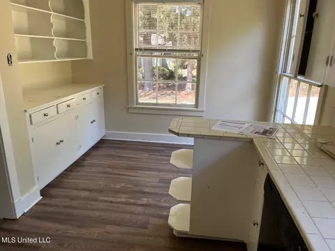 222 Colonial Cir, Jackson, MS 39211 photo 3