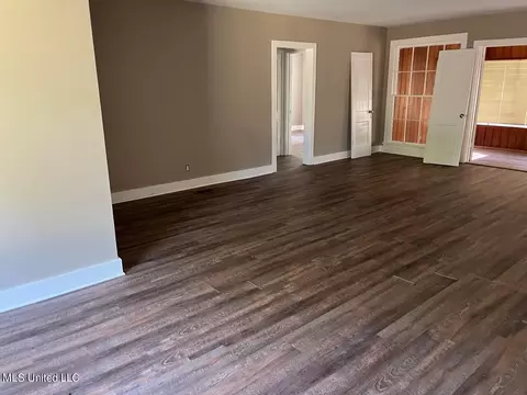 222 Colonial Cir, Jackson, MS 39211 photo 4