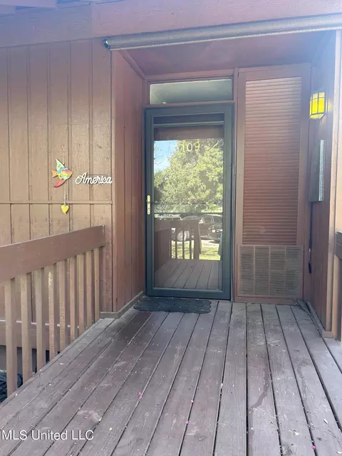 109 Lakeside Villa #B, Diamondhead, MS 39525