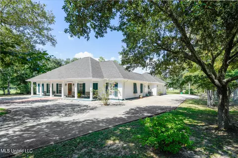 1041 Demourelle Rd, Pass Christian, MS 39571